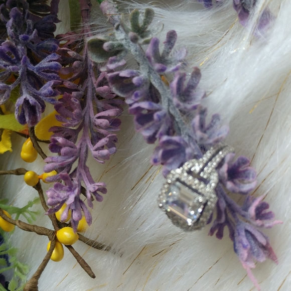 Beautiful Simulated 925 Engagement ring - Picture 3 of 11